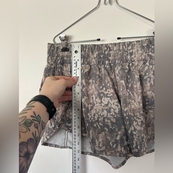 Lululemon 4” Tracker Shorts Gritstone white opal Size 12 - Picture 2 of 8